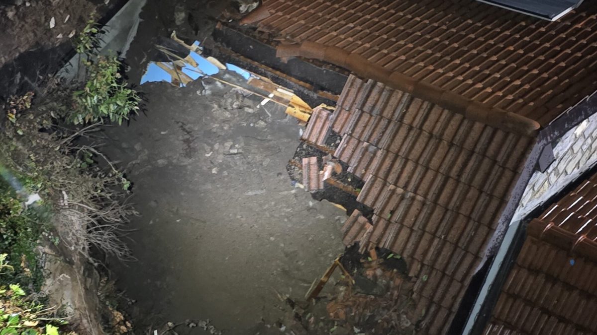 Frana a Carate Urio, distrutto un box privato