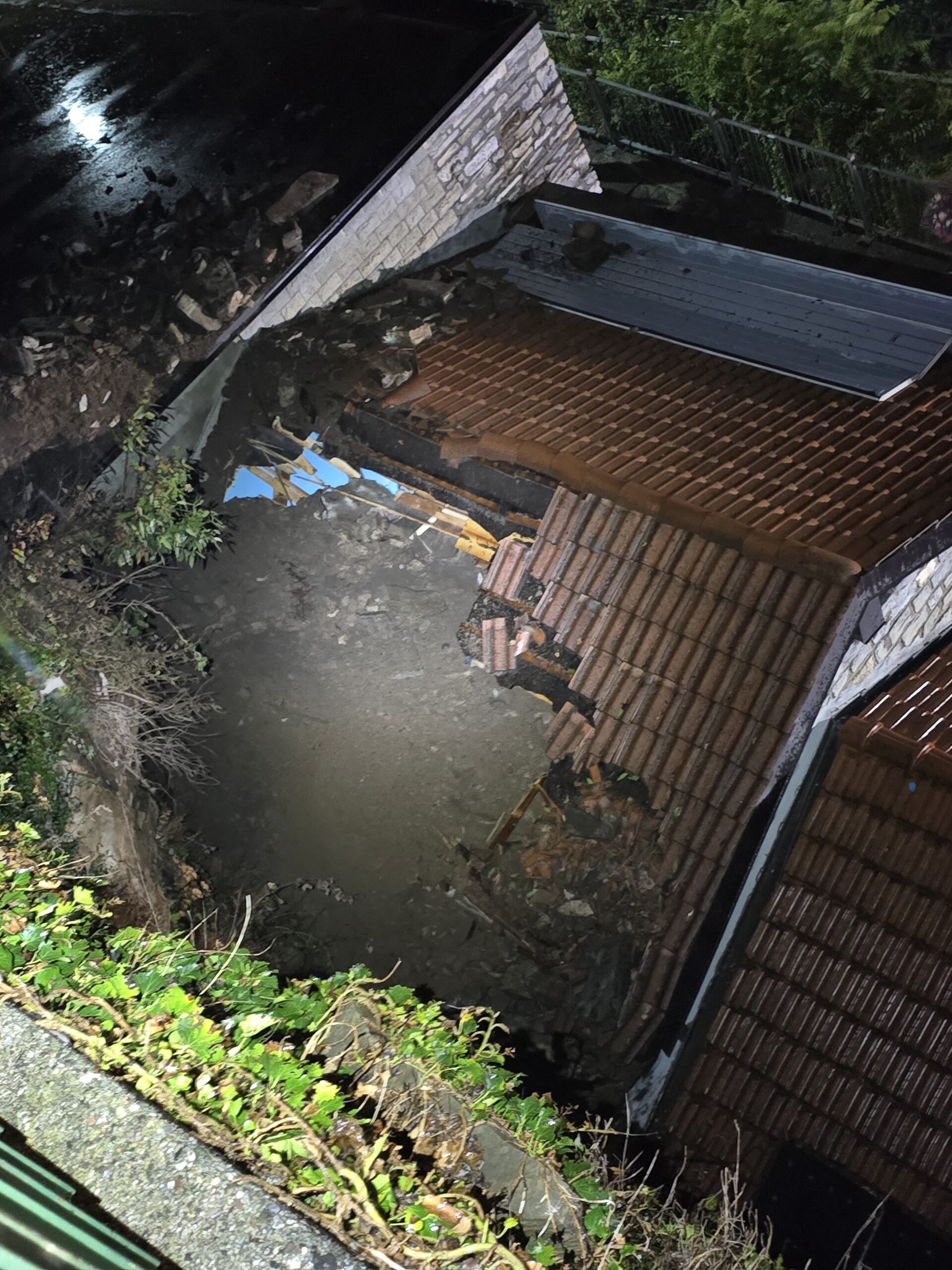 Frana a Carate Urio, distrutto un box privato