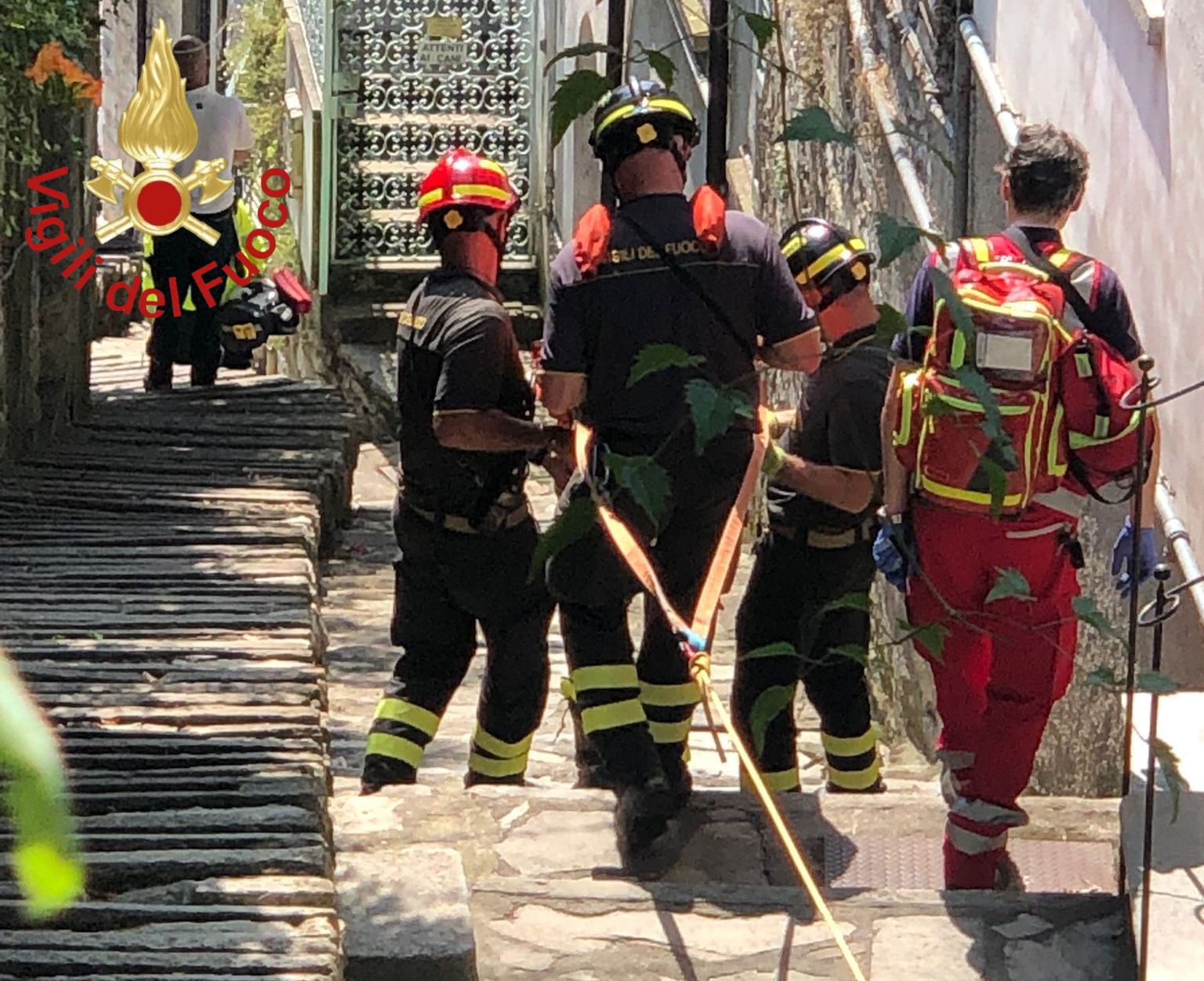 Carate Urio: anziano cade da un muretto, intervento dei vigili del fuoco