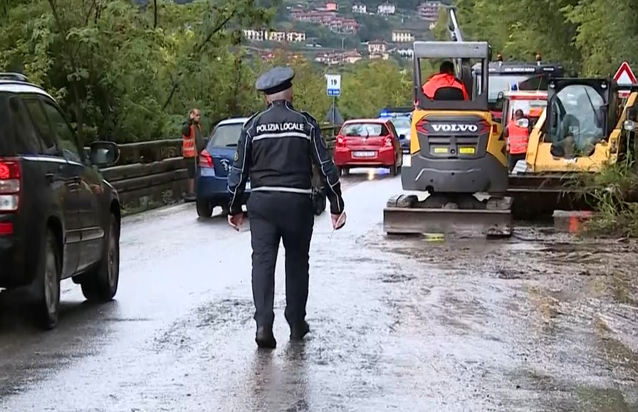 Nuova frana ad Argegno al confine con Colonno: viabilità in tilt. Strada ripulita e riaperta dopo mezzogiorno