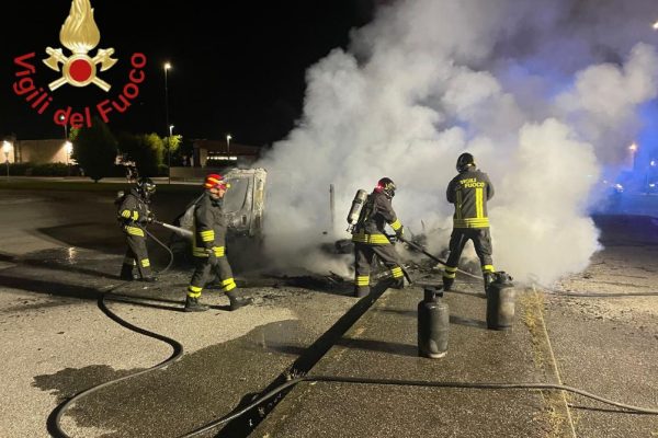 Orsenigo, camper in fiamme nella notte. Nessun ferito