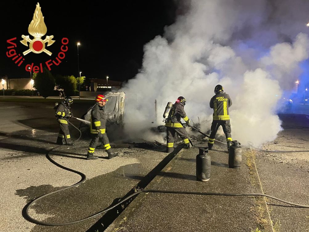 Orsenigo, camper in fiamme nella notte. Nessun ferito