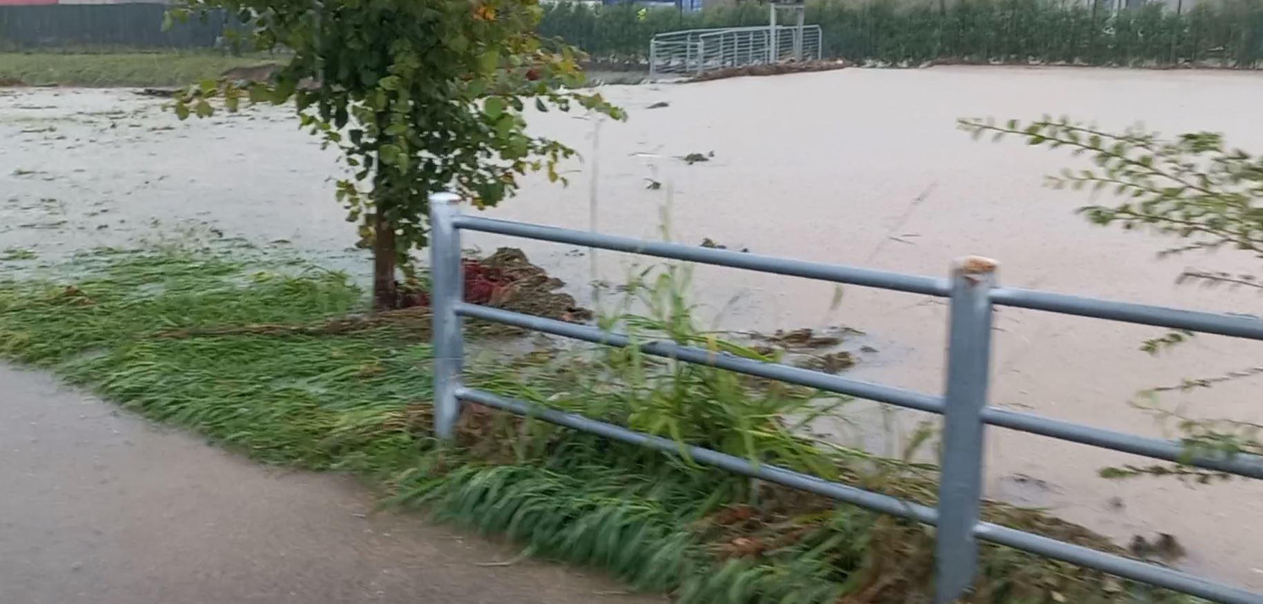 Strade allagate a Cantù, acqua in box e cantine. Attivato il Centro Operativo Comunale
