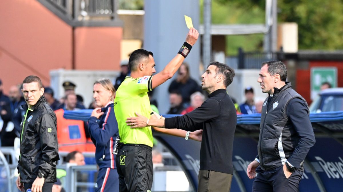 L'arbitro Di Bello ha prima ammonito - nell'immagine - e poi espulso a fine partita mister Cesc Fabregas (foto Roberto Colombo)