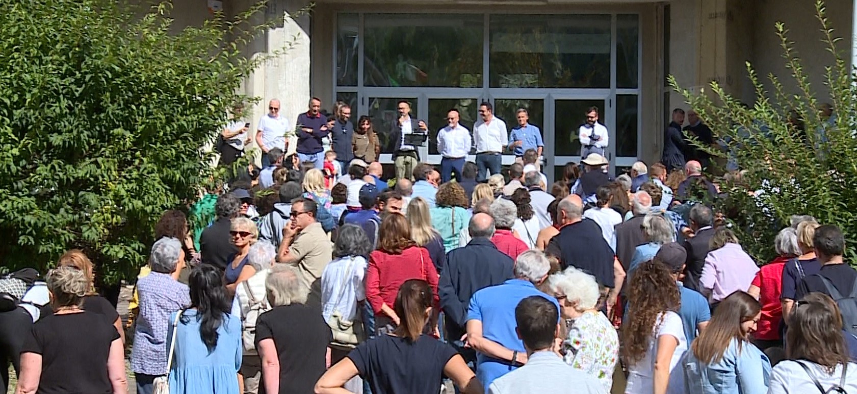 Corridoni: famiglie, associazioni e politici alla manifestazione contro la chiusura della scuola