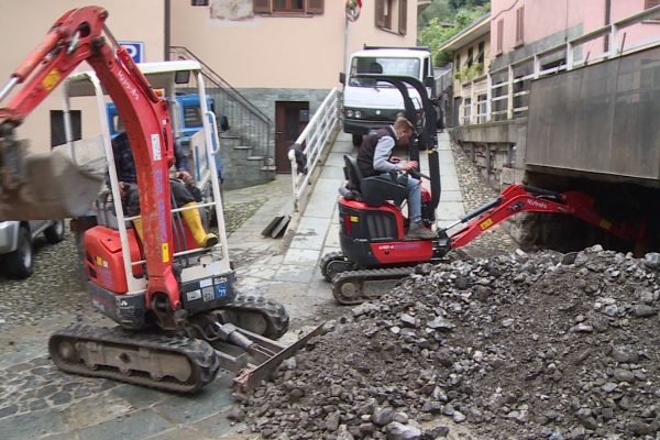 L’alluvione a Sala Comacina: una famiglia ancora fuori casa, incessanti i lavori di pulizia