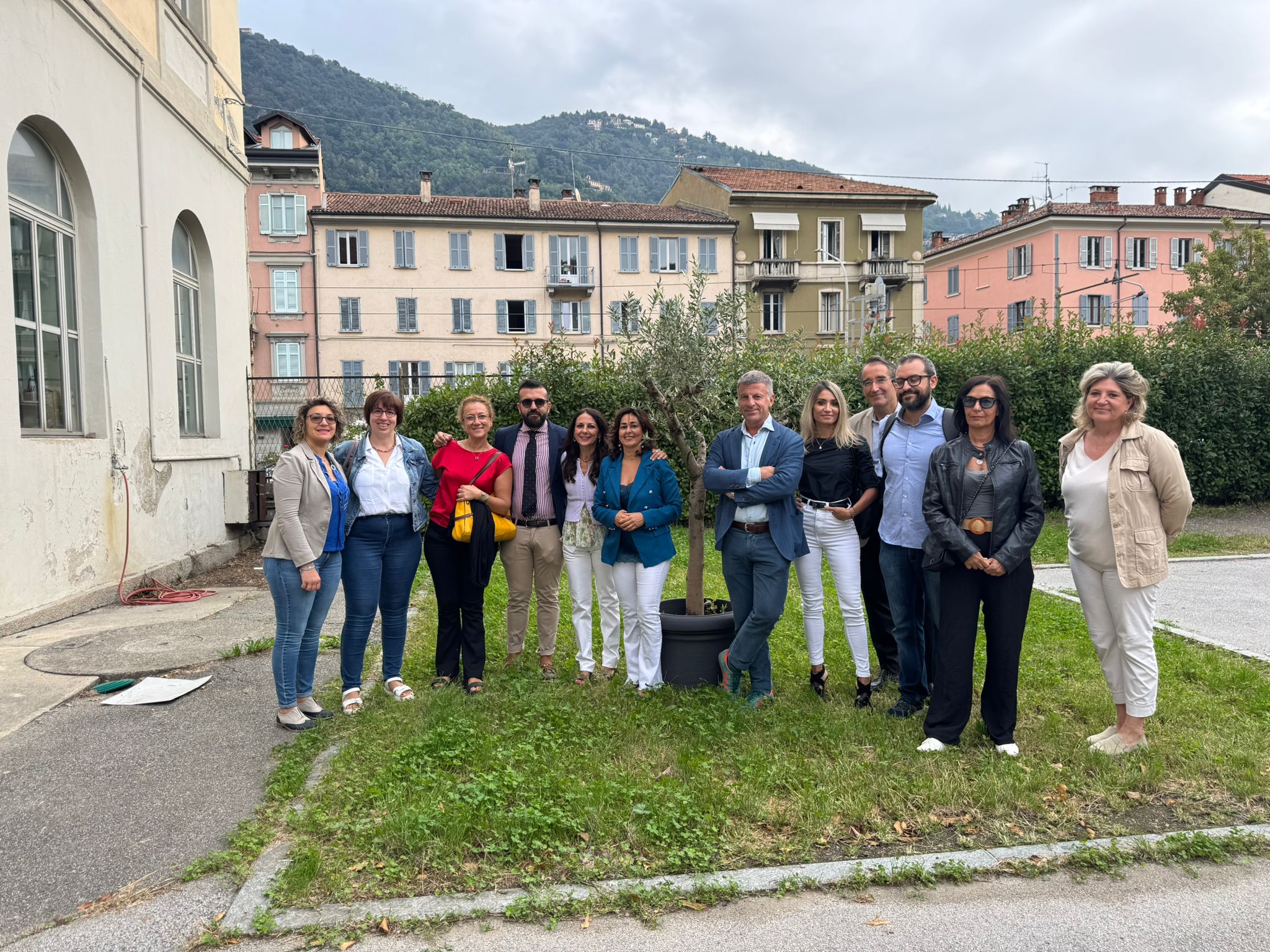 Como, un albero donato alla primaria “Sauro” e alla materna “Carluccio”