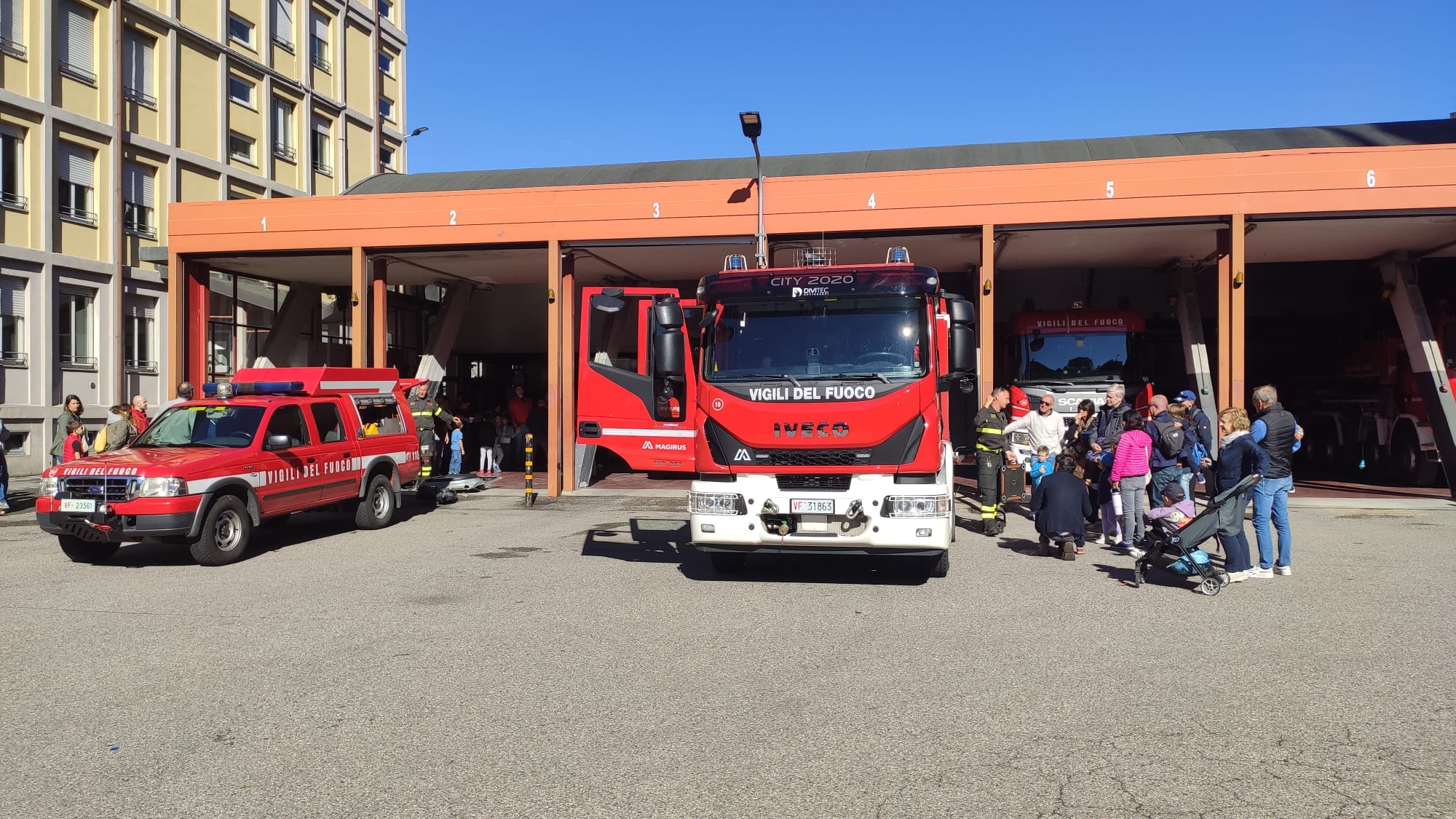 Caserme aperte, i vigili del fuoco incontrano i cittadini e fanno divertire i bambini: l’iniziativa oggi fino alle 18