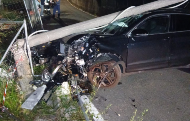 Incidente nella notte ad Appiano Gentile, auto contro il palo della luce