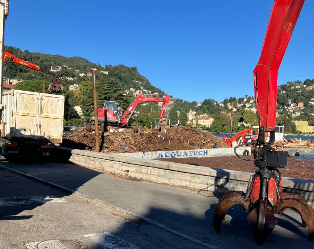 Maltempo sul Lago di Como, piazza Cavour invasa dai detriti. Battello spazzino e chiatta per la pulizia