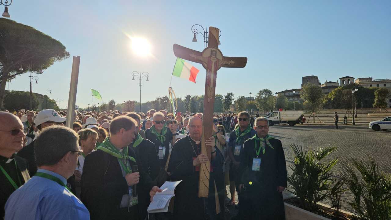 Pellegrinaggio giubilare: il passaggio dalla Porta Santa e il saluto di Papa Leone XIV ai comaschi