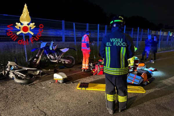 Tragico incidente tra moto nella notte a Grandate, muoiono due ragazzi