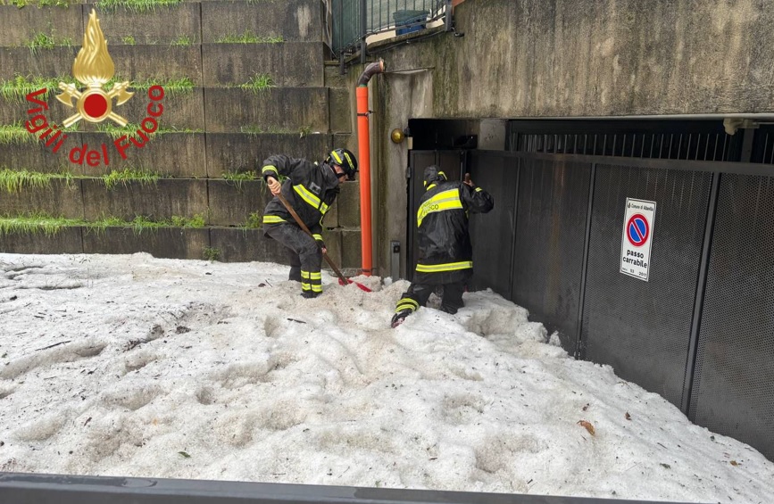 Maltempo, non c’è tregua: ancora pioggia su Como e provincia. Violenta grandinata ad Albavilla, strade come fiumi a Cantù