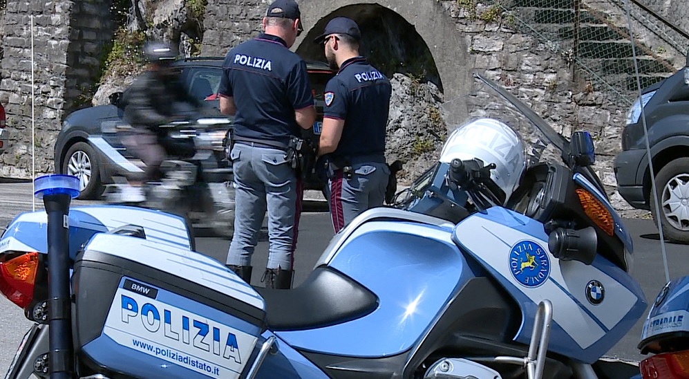 Controlli della polizia stradale sulla statale Regina, ancora multe per il mancato rispetto dell’ordinanza Anas