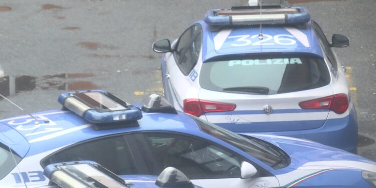 Aggredisce i passanti con le sedie, arrestato 28enne egiziano