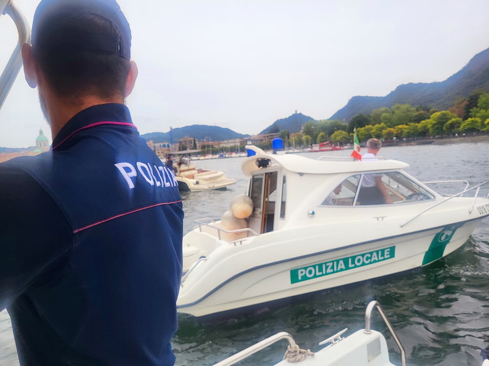 Controlli sul lago: verifiche su 12 barche e 38 persone identificate. Una multa
