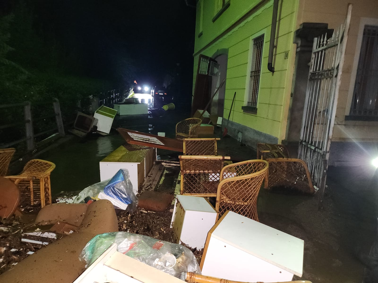 Torno: fango in casa, mobili in strada, abitazioni svuotate nella notte. La foto simbolo dei danni del maltempo