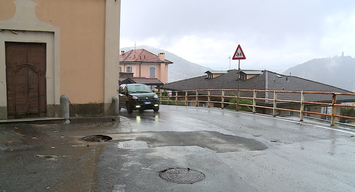Ancora maltempo a Como e provincia, oggi allerta arancione. Riaperta via per Brunate, ma l’asfalto è già dissestato