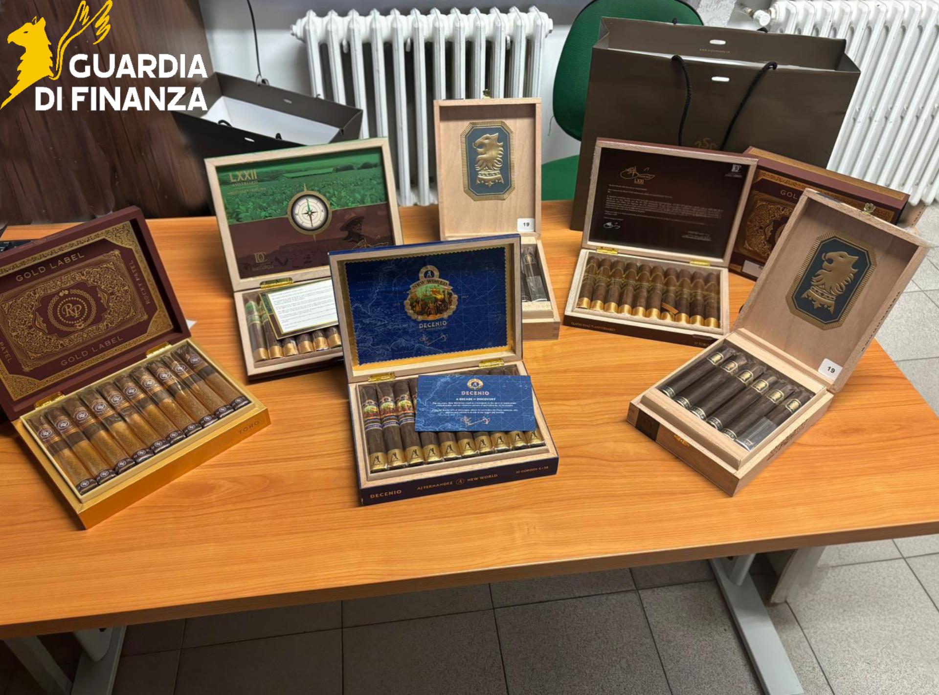 Fa incetta di sigari in Svizzera, sequestrati dai finanzieri per contrabbando