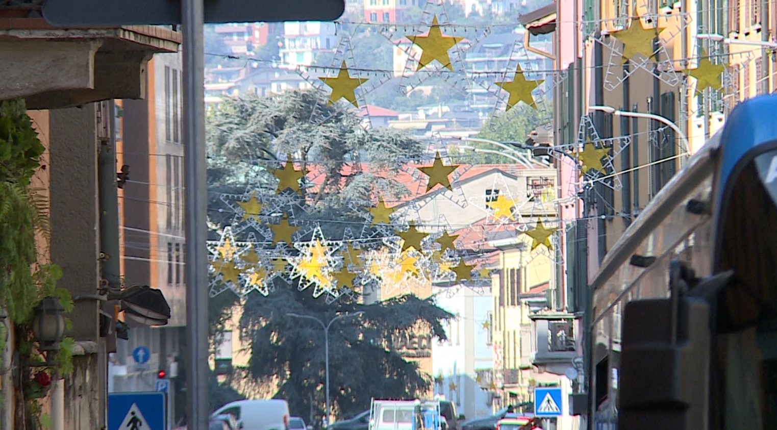 Turisti tra sole e caldo, ma a Como è già Natale: in via Milano montate le luminarie