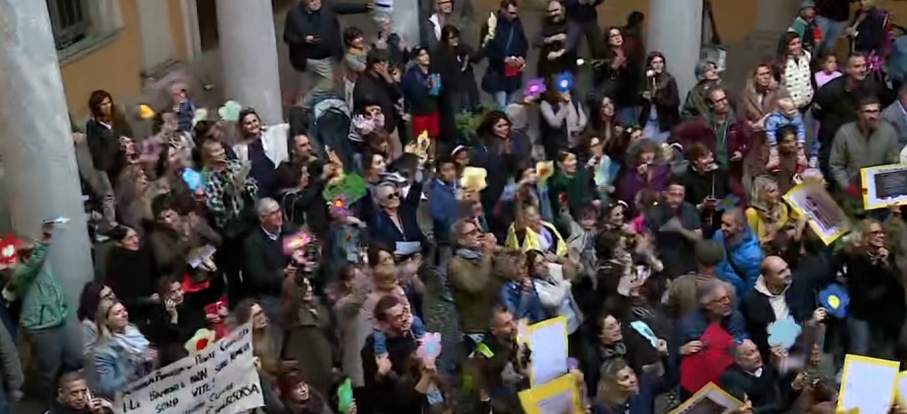 La protesta contro la chiusura delle scuole invade il Comune di Como