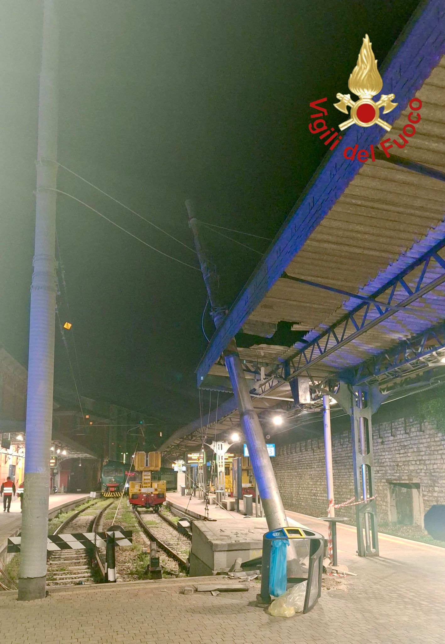Palo elettrico pericolante alla stazione di Como Lago, intervento dei vigili del fuoco