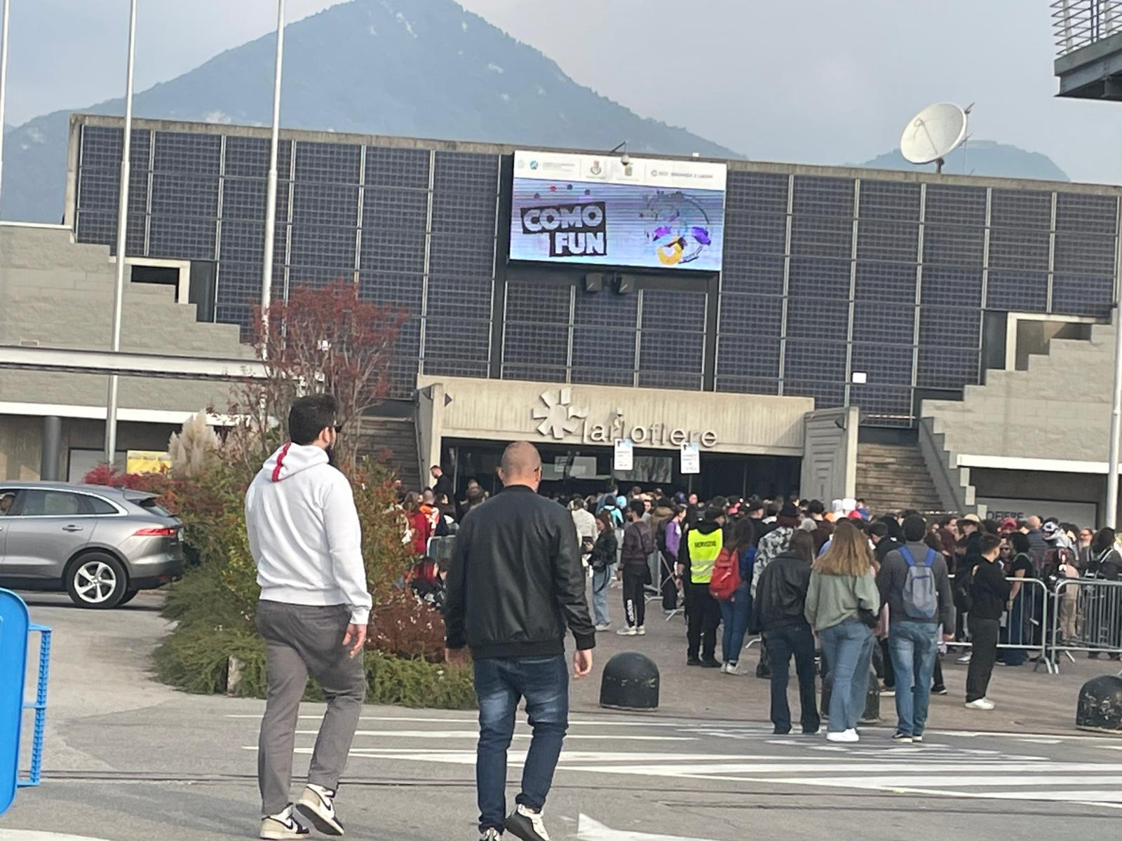 Tutti pazzi per i fumetti, a Lariofiere di Erba lunghe code per visitare Como Fun