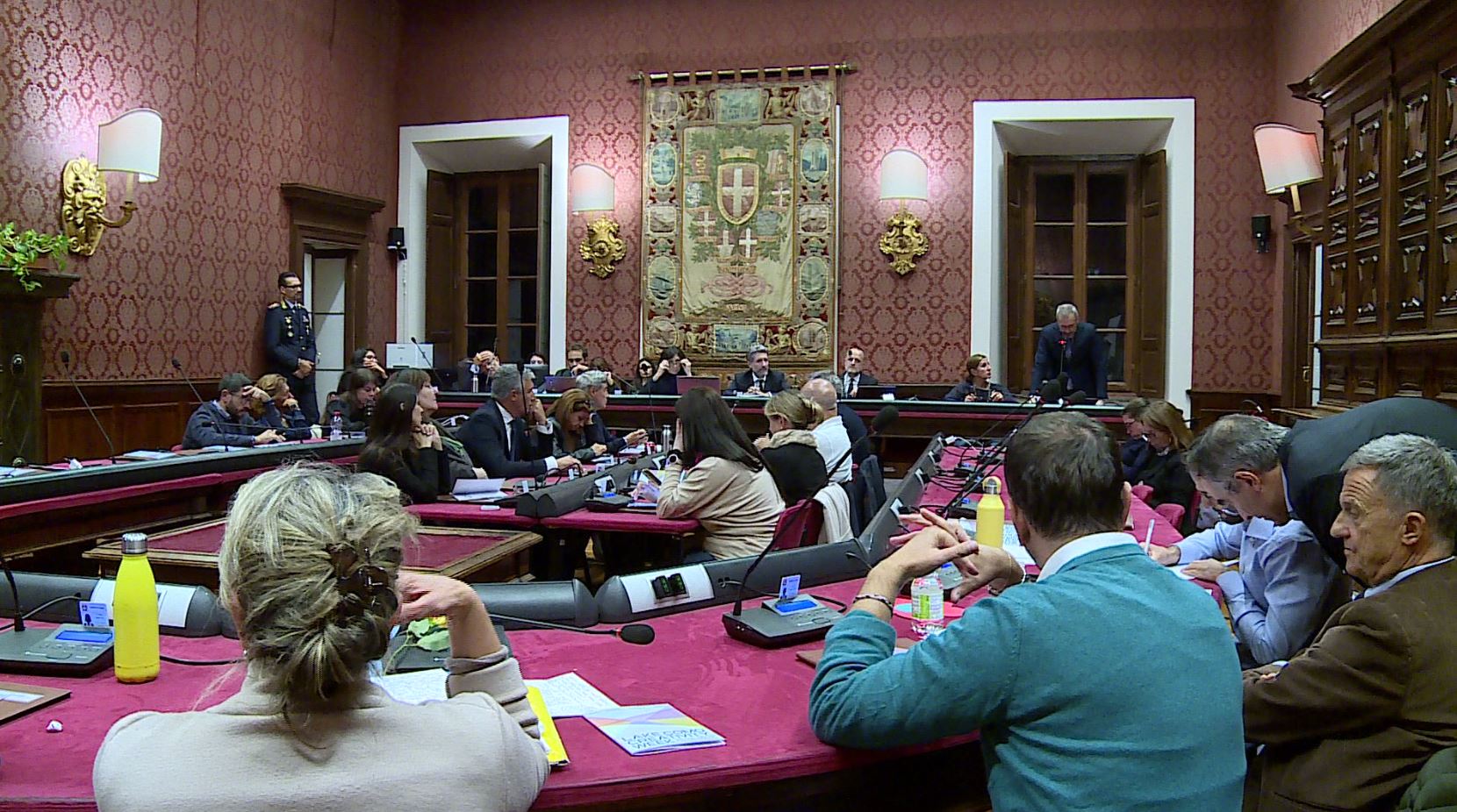 Il sindaco definisce “cessi” le scuole “Sauro” e “Corridoni”. Le opposizioni: “Indegno”