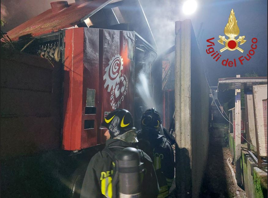 Valmorea, trattore in fiamme in un’azienda. Intervento dei vigili del fuoco