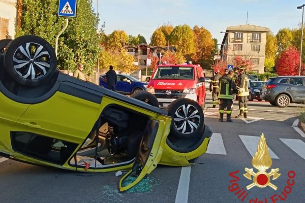 Olgiate Comasco, incidente stradale e auto ribaltata in via Roma
