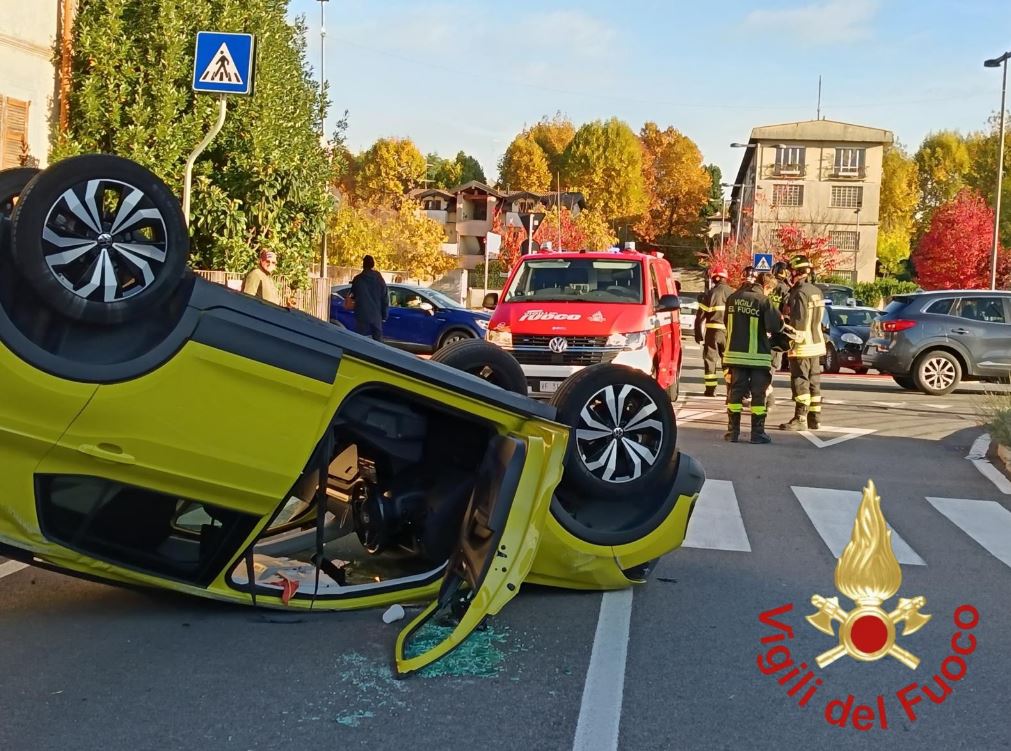 Olgiate Comasco, incidente stradale e auto ribaltata in via Roma