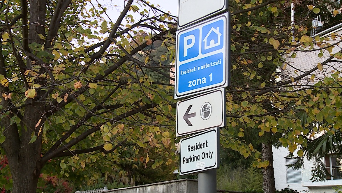 Parcheggi e polemiche. Tariffa vulcano e addio ai posti bianchi. Forza Italia: “Il sindaco prende in giro i comaschi”