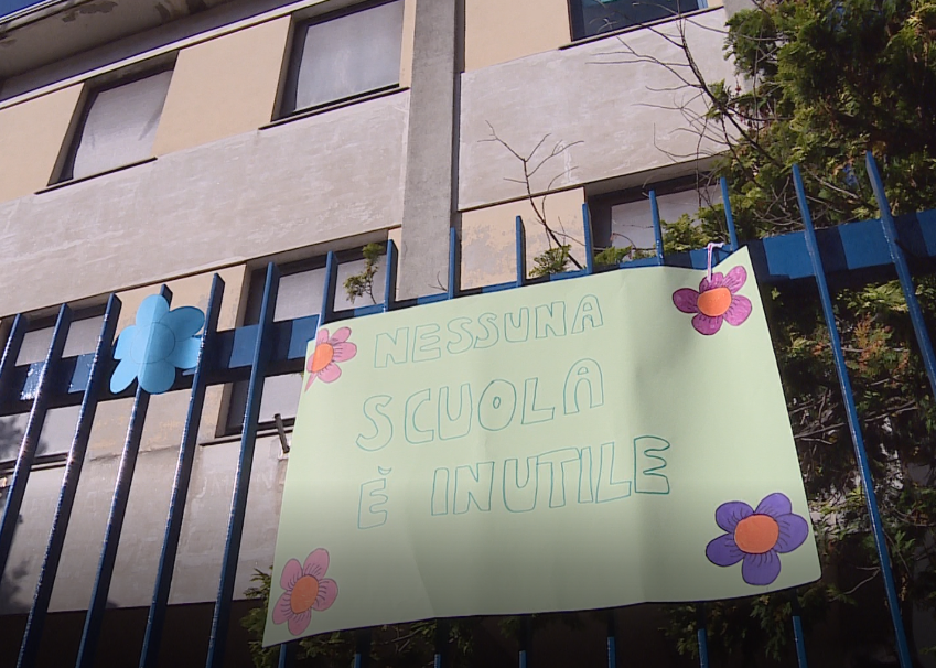 Presidio scuola di Ponte Chiasso, la protesta contro la chiusura