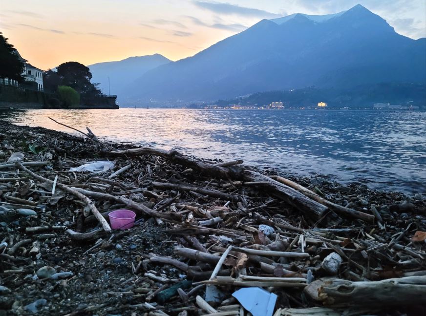 Il progetto di ricerca “Aware” all’Università dell’Insubria: gli effetti della plastica nei laghi e nei fiumi