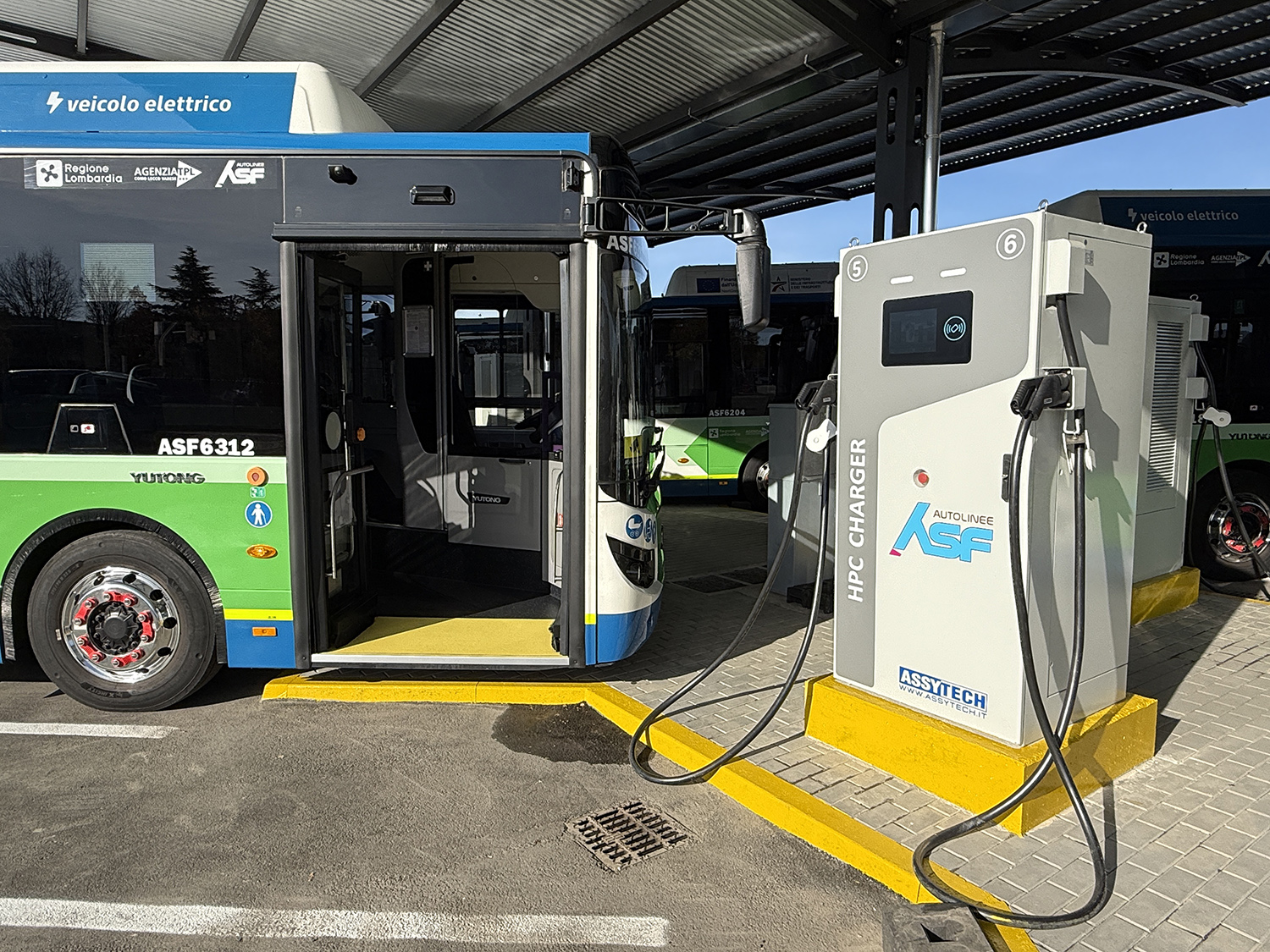 Sostenibilità e tecnologia: a Como altri 7 bus elettrici e nuova assistente virtuale per gli utenti