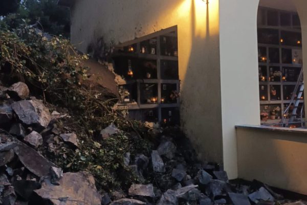 Brienno, frana sulla chiesa: muro sfondato, danni al cimitero