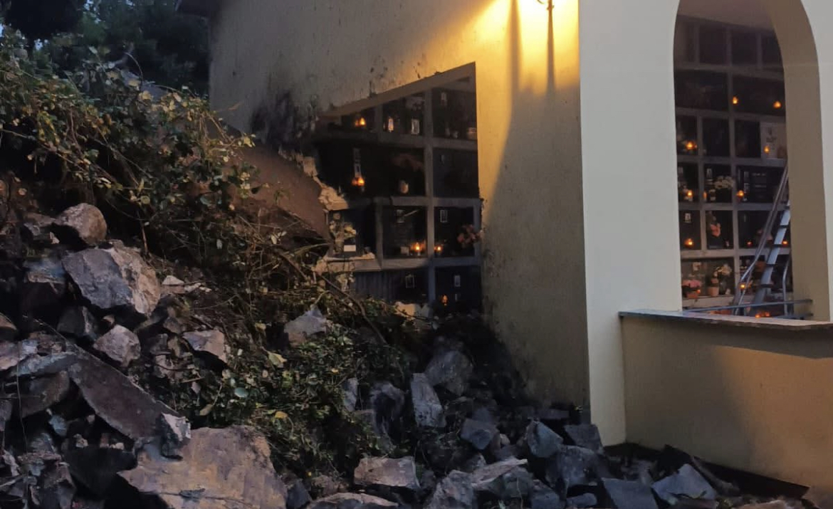 Brienno, frana sulla chiesa: muro sfondato, danni al cimitero