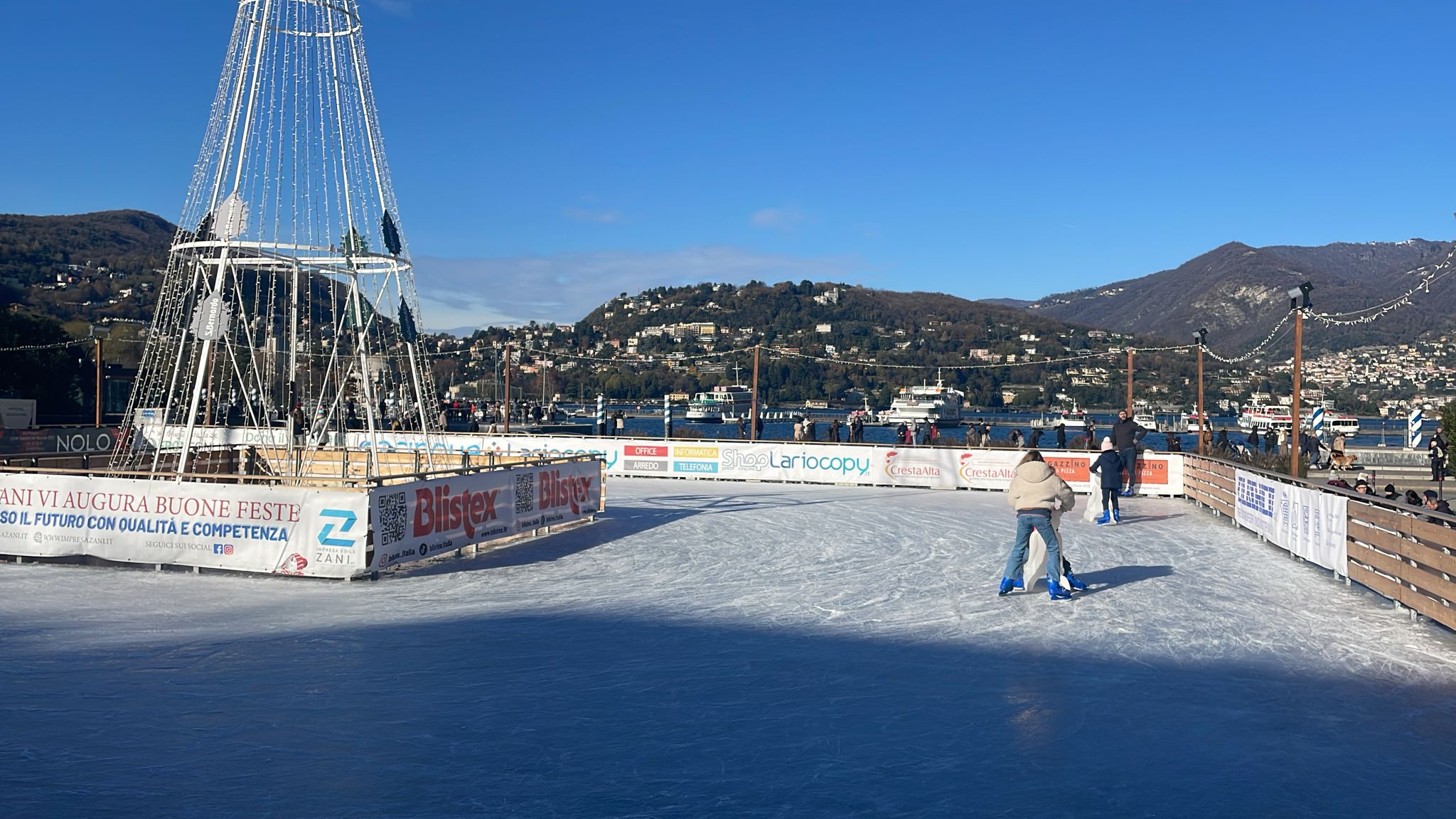 Via agli eventi del Natale a Como: pista del ghiaccio, giostra e mercatini