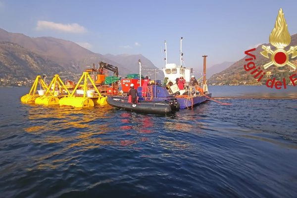 Lago di Como, operaio ferito a una mano mentre lavora su un pontone