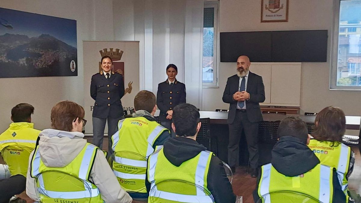 “On The Road”, dieci ragazzi in visita alla questura di Como