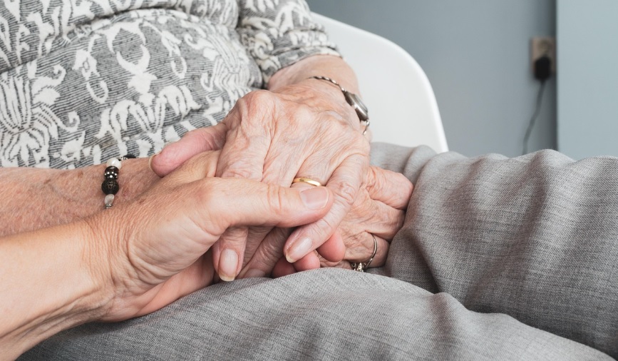 Truffe agli anziani, la campagna di sensibilizzazione della polizia locale di Como