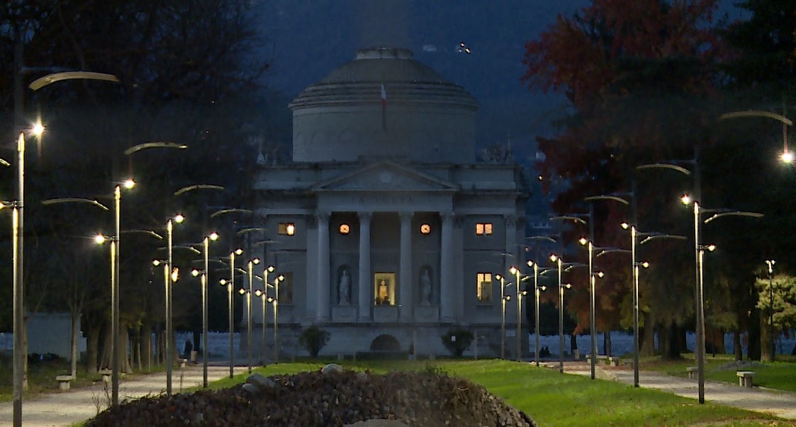 Como, addio ai ciliegi davanti al Tempio Voltiano. Pd: “Colpa dell’incuria, l’amministrazione ripristini i filari”