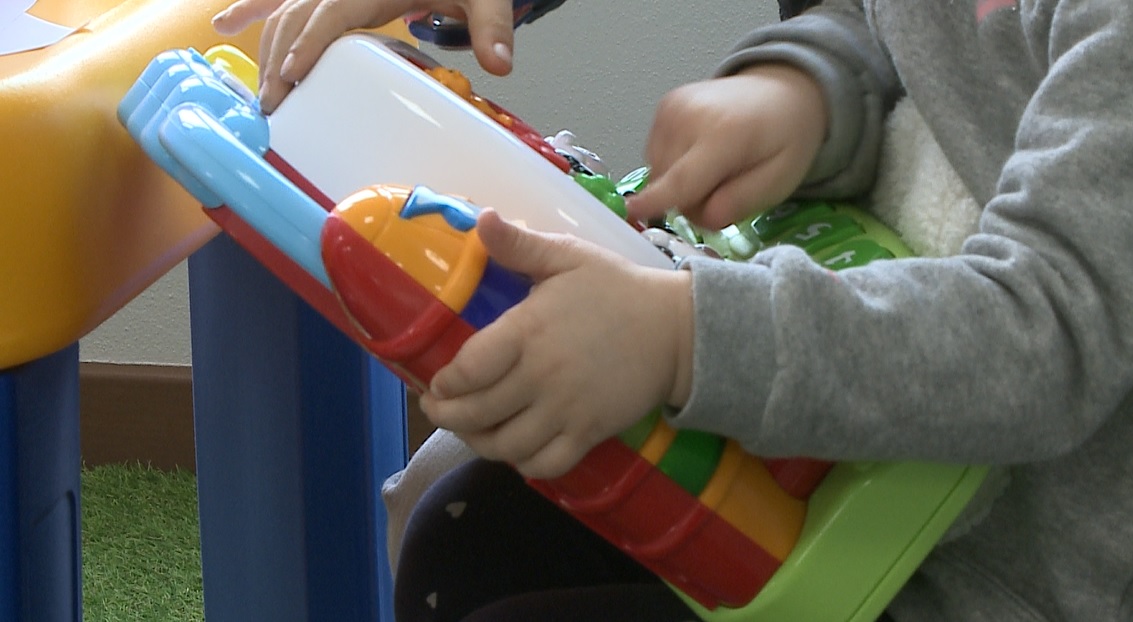 Famiglia del bosco, il caso diventa politico. Bambini allontanati dai genitori, ma è davvero la scelta giusta?