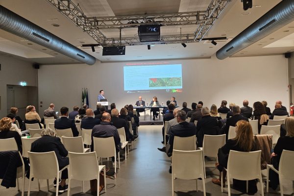 Elettrificazione linea Como-Lecco, inizio lavori entro il 2026. Il punto sull’intervento a Lariofiere