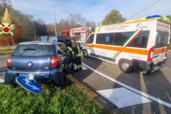 Olgiate Comasco, scontro tra un’auto e una minicar. Ferita una 56enne