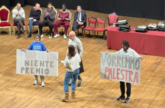 “Niente premio, vorremmo la palestra”, la protesta sul palco del Teatro Sociale alla Festa dello Sport