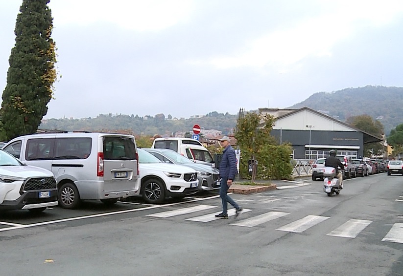 Parcheggi a Como, l’ira del sindaco Rapinese dalla Cina: “Vi spiego io la tariffa-vulcano”