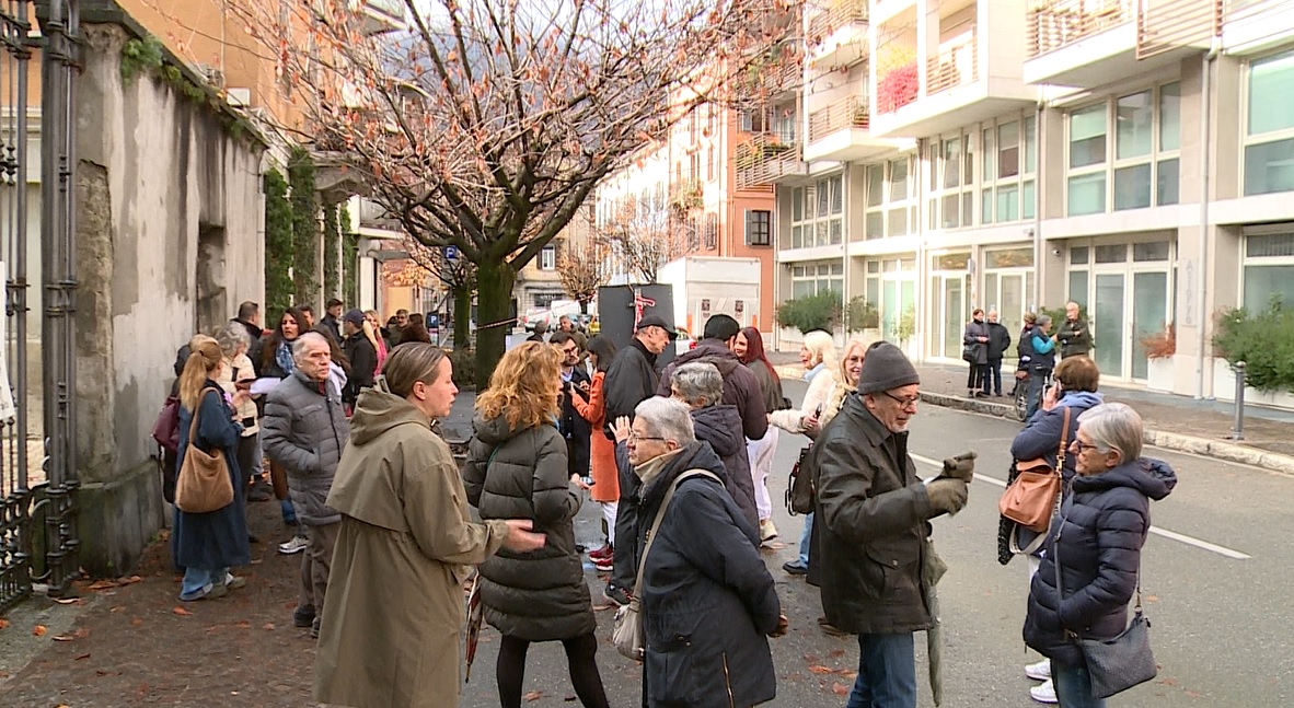 Ciliegi di via XX Settembre: primo round ai cittadini, per ora gli alberi restano lì