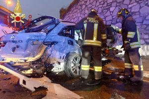 Grave incidente a Canzo, un uomo e il suo cane estratti dall’auto
