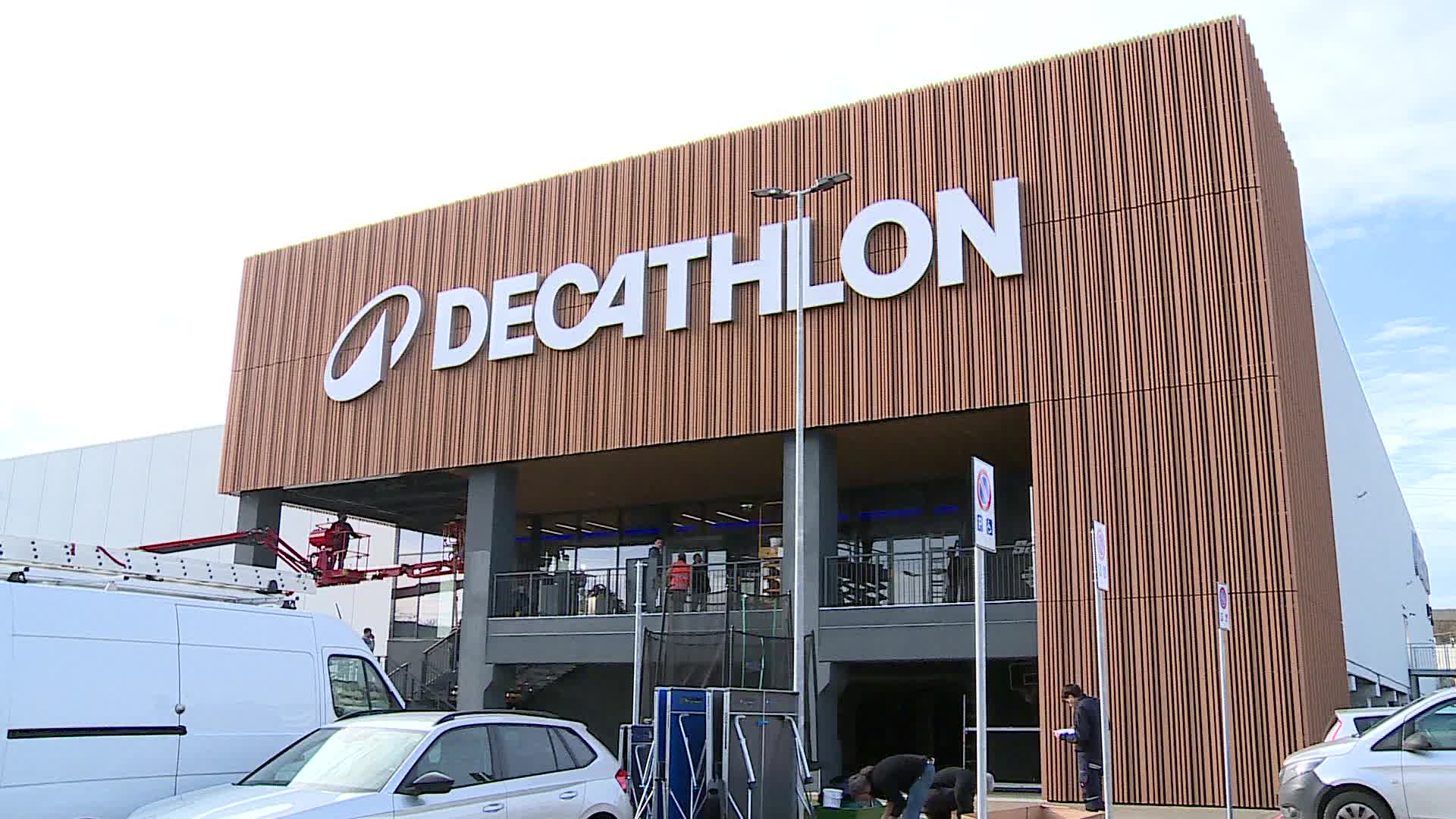 Apre il primo negozio Decathlon di Como